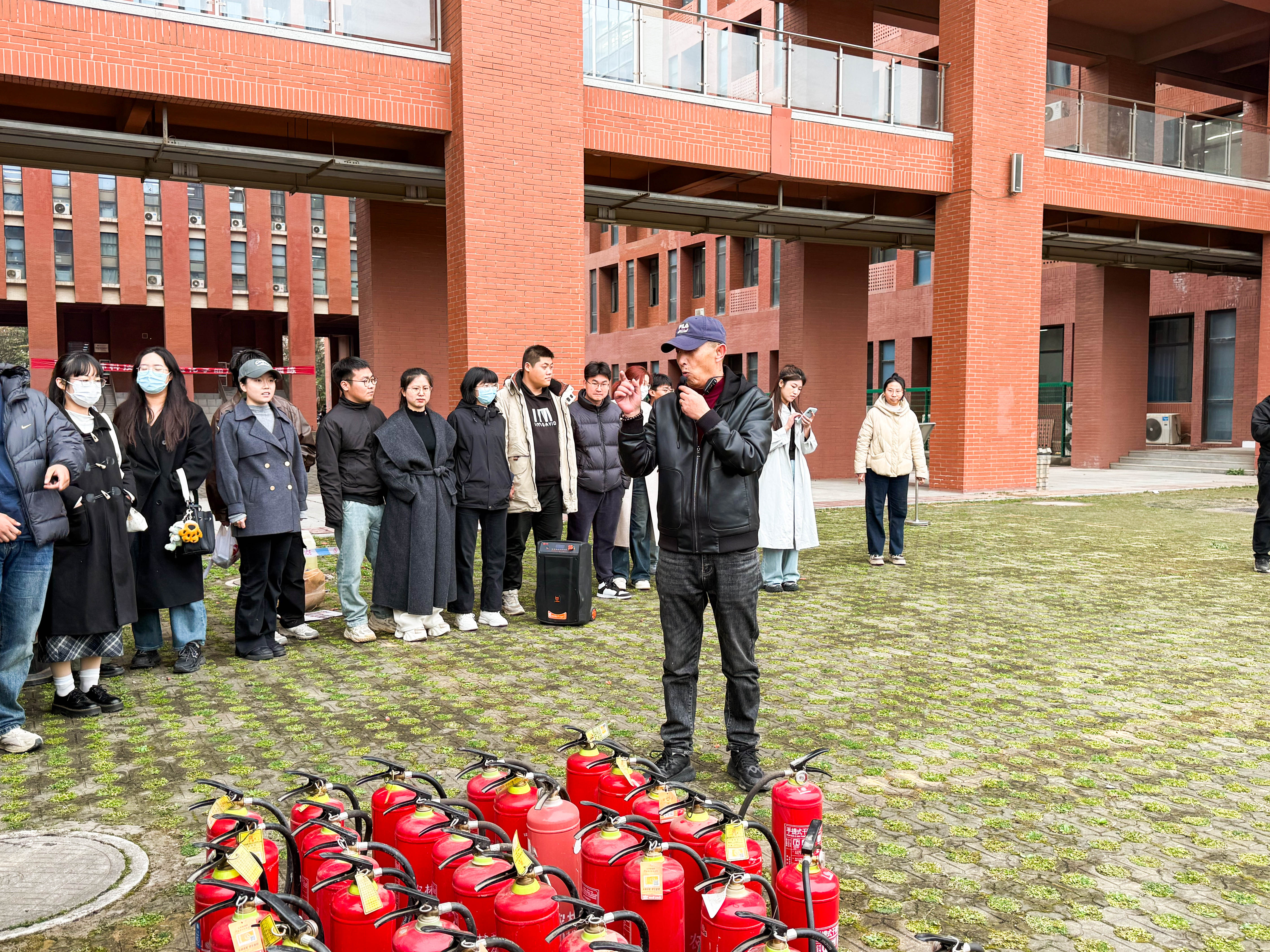 老师讲解 (2).jpg