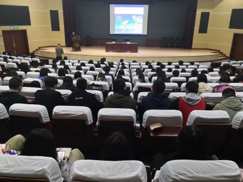 40750575f3ed47afb87798ae68adac4e.jpg 王旭东副经理在山西农业大学做招生宣传报告.jpg