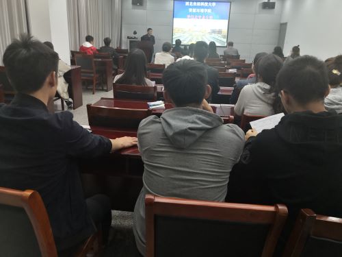 87eb35bfc2dd4497ae1d32191c437c86.jpg 王旭东副经理在山西大学做招生宣传报告.jpg