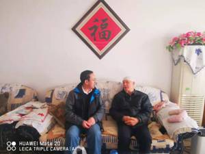 5吕家珑经理看望慰问李岗教授.jpg