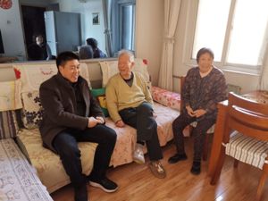 8王旭东副经理看望慰问胡定宇教授.jpg