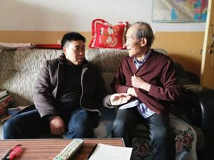 7王旭东副经理看望慰问李祖荫老师.jpg