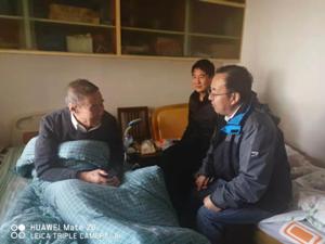 1吕家珑经理看望慰问李生秀教授.jpg