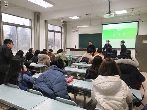 1  吕家珑经理检查上课情况.jpg