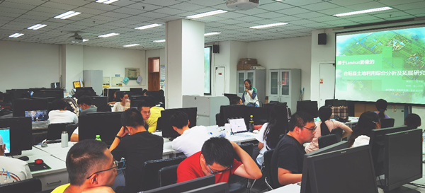 c1a9417821d846499eecc0787b7b8d80.png 图3 地理信息科学专业同学进行遥感综合实习总结汇报.png